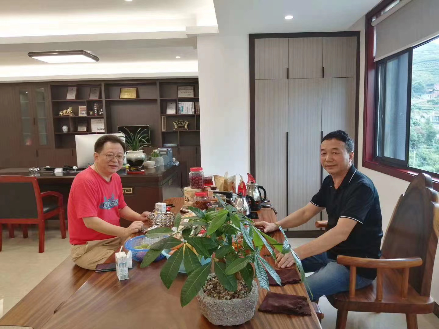 佛山市金屬材料行業(yè)協(xié)會(huì)執(zhí)行會(huì)長(zhǎng)李強(qiáng)參觀鉅恒源管業(yè)泰順生產(chǎn)基地(圖4)